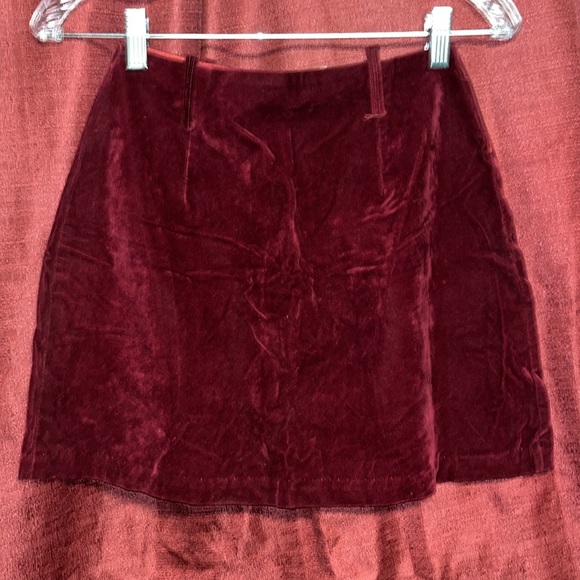 Maroon colored velvet skirt - Picture 2 of 3
